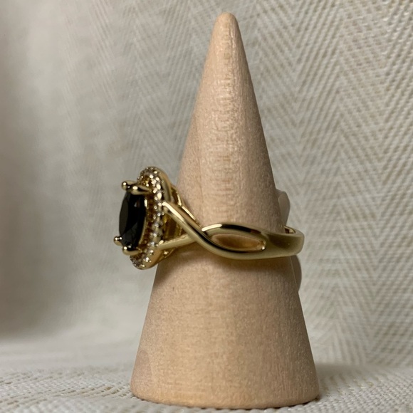 Elegant Gold and Black Stone Ring - Picture 3 of 4